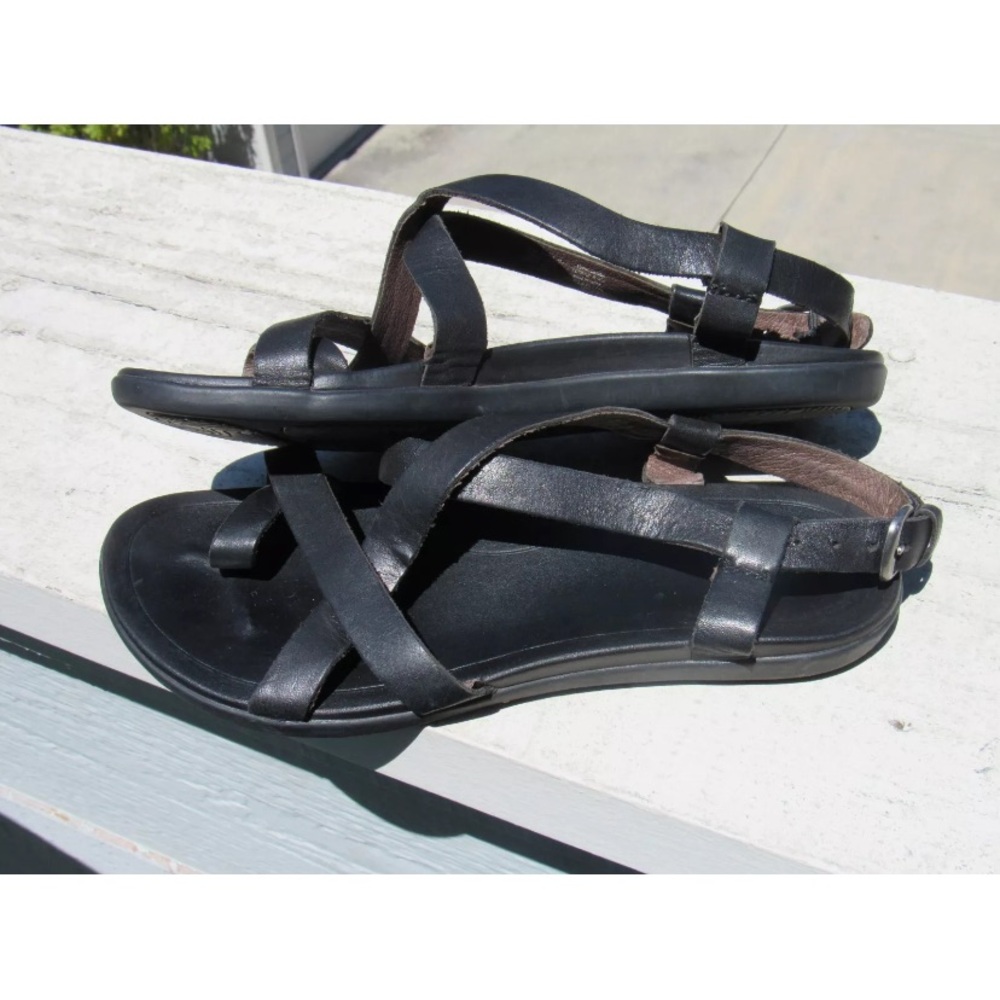 Olukai "UPENA" Toe-Loop Flat Sandals, Women's US 6, black.